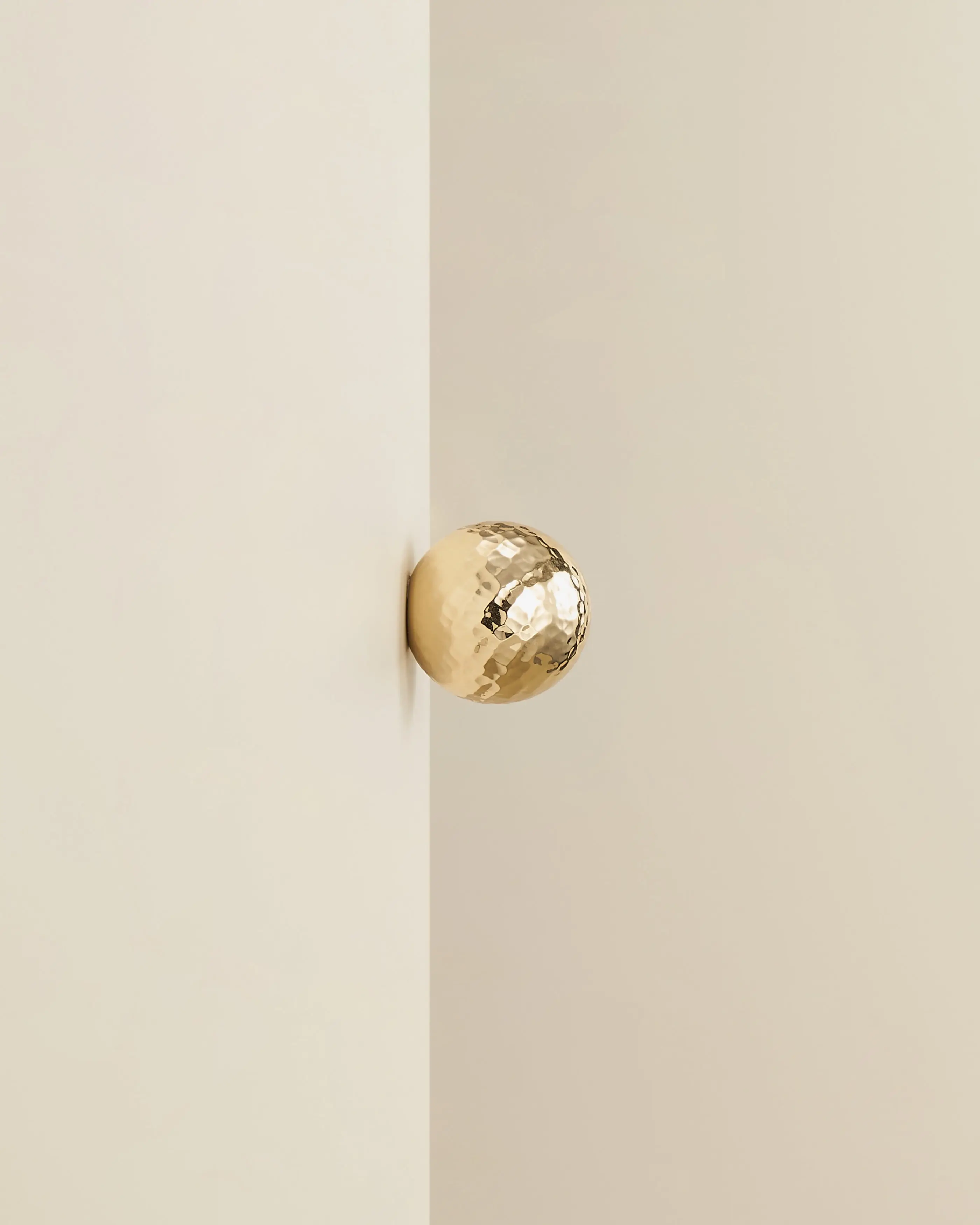 KENSINGTON HAMMRED SPHERE KNOB IN POLISHED BRASS