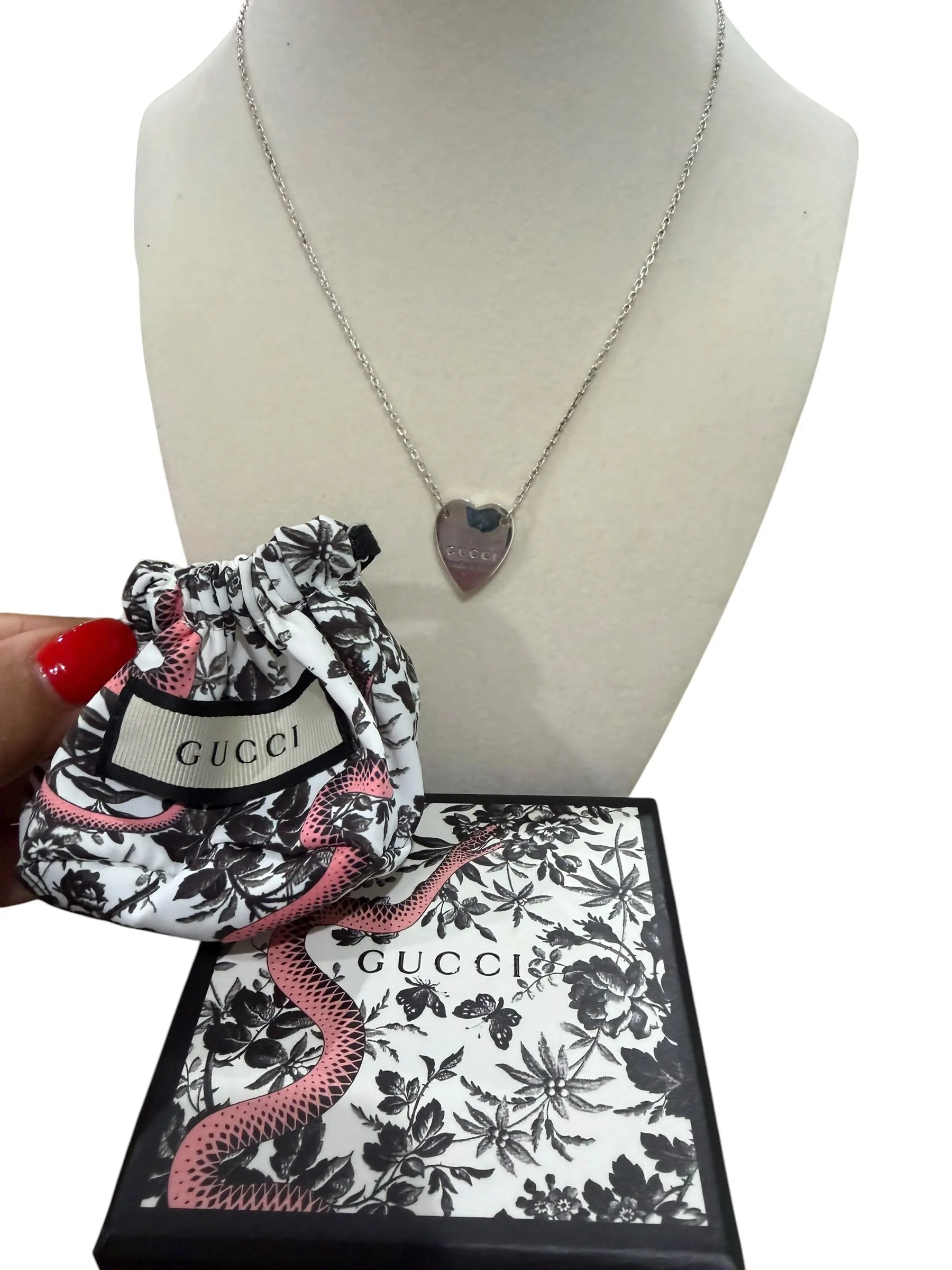 Pre-owned Gucci "Gucci" In Heart Silver Necklace Full Set Perfect for Daily Use
