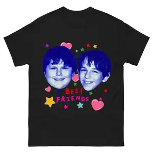 [100% Cotton][Graphic Tee]Best Friends – Greg and Rowley – Diary of a Wimpy Kid Meme T-Shirt – Unisex Graphic Tee for Men & Women, Fun Friendship Design, Perfect for Casual Wear, School, Hangouts, and Ideal Gift for Wimpy Kid Fans and Nostalgic Readers
