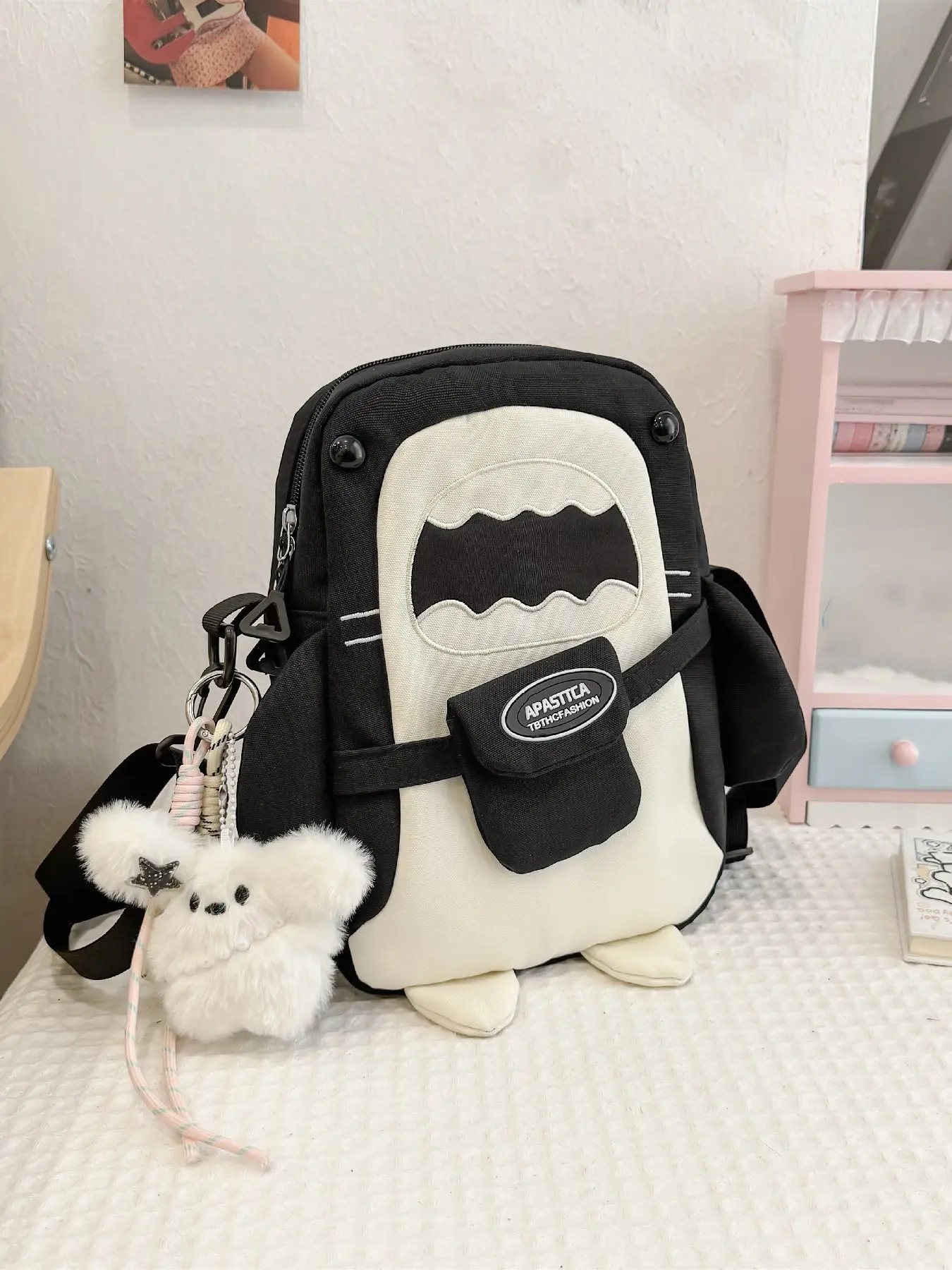 Daily cute shark shaped shoulder bag, fashionable contrasting color casual cartoon crossbody bag, Crossbody Purses, and complimentary pendant