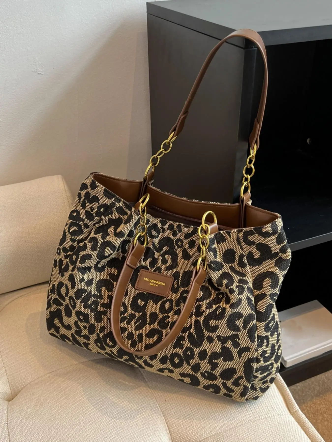 Street style leopard print tote bag, Fashion Patterned Bag, large capacity retro style shoulder bag, chain shoulder strap design, can accommodate tablets, documents, personal items, Carry All Tote, Commuter Tote