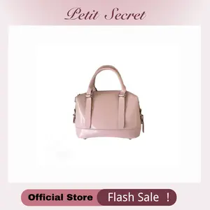 Pillow Bowling Bag for Women - Retro-Modern Handheld Purse, Your Stylish & Cozy Statement Piece for the Urban Commute