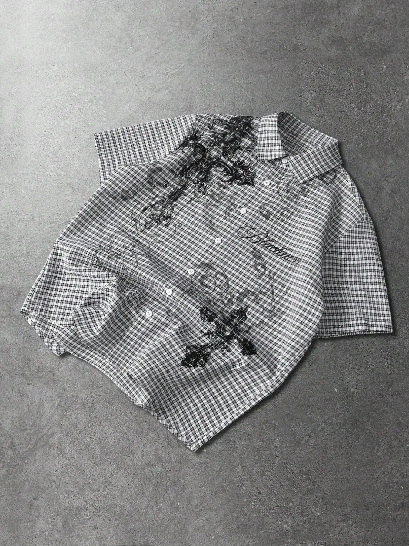 A casual, lightweight, Streetwear short-sleeved shirt, Casual Printed, with summer Grid checkered cross-print design and single button closure, suitable for men and women. It's comfortable, versatile, perfect for hip-hop, outdoor activities Top