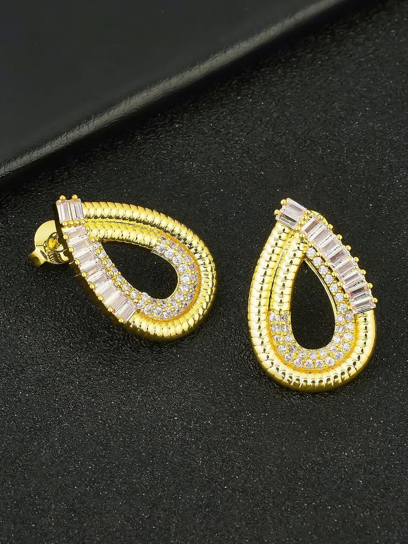 1PC The design-sense copper and zircon teardrop-shaped earrings are small and good-looking earrings Stud Earring Jewelry Cubic Zirconia Gemstone Artificial Zirconia Earrings