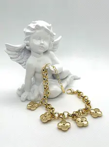 Hermosa pulseras con dijes de flores colgantes en oro laminado 14k, medida 61/2 pulgadas y con extension 71/2 pulgadas