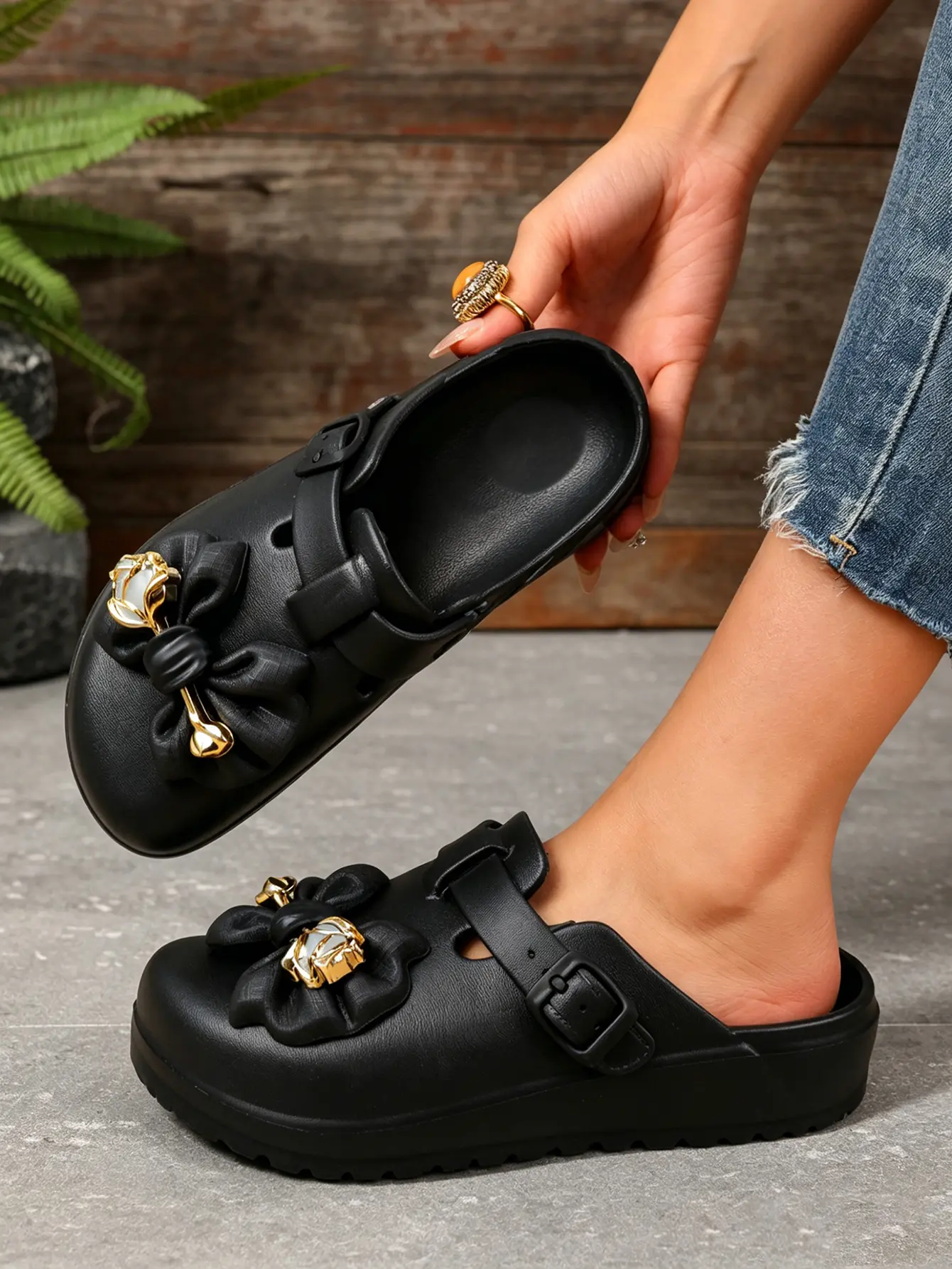Women's Pelisse Pattern Flat Mules, All Seasons Round Toe EVA Walking Shoes with Adjustable Buckles, Comfortable for Daily Wear & Gardening, Clogs Shoes, Ankle, Bow Detail, Casual Wear, Lightweight, Adjustable Strap, Elegant Look