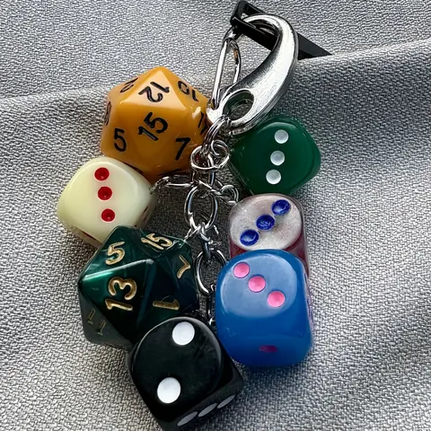 Vintage-Inspired Dice Keychain Pendant, Resin Dice Keychain for Women Men, Number Dice Keyring Bag Charms, Decorative Dice Pendant Ornaments, Keychain, Keychain for Bags & Backpacks Car Accessories, Valentine’s Day Christmas Gift, Aesthetic Keychain