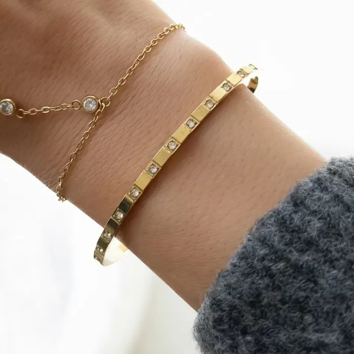 EVRY JEWELS 18K Gold Waterproof Stainless Steel Women's Hypoallergenic Halo Click Bangle Bracelet