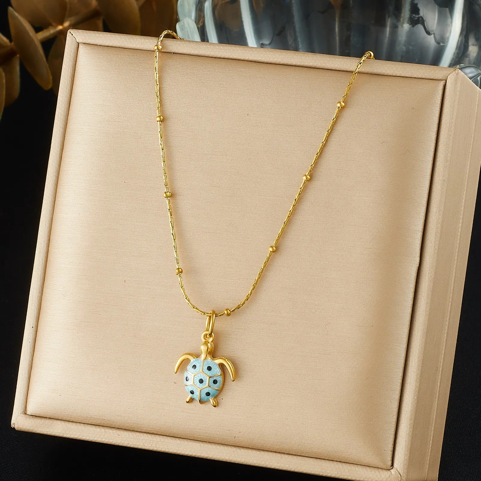 Women's Cartoon Character Pattern Turtle Necklace - Gold-Plated Stainless Steel Oil-Drip Sea Turtle Pendant, Cool Wind Beach-Style Clavicle Chain, Cartoon Character Pattern Necklaces