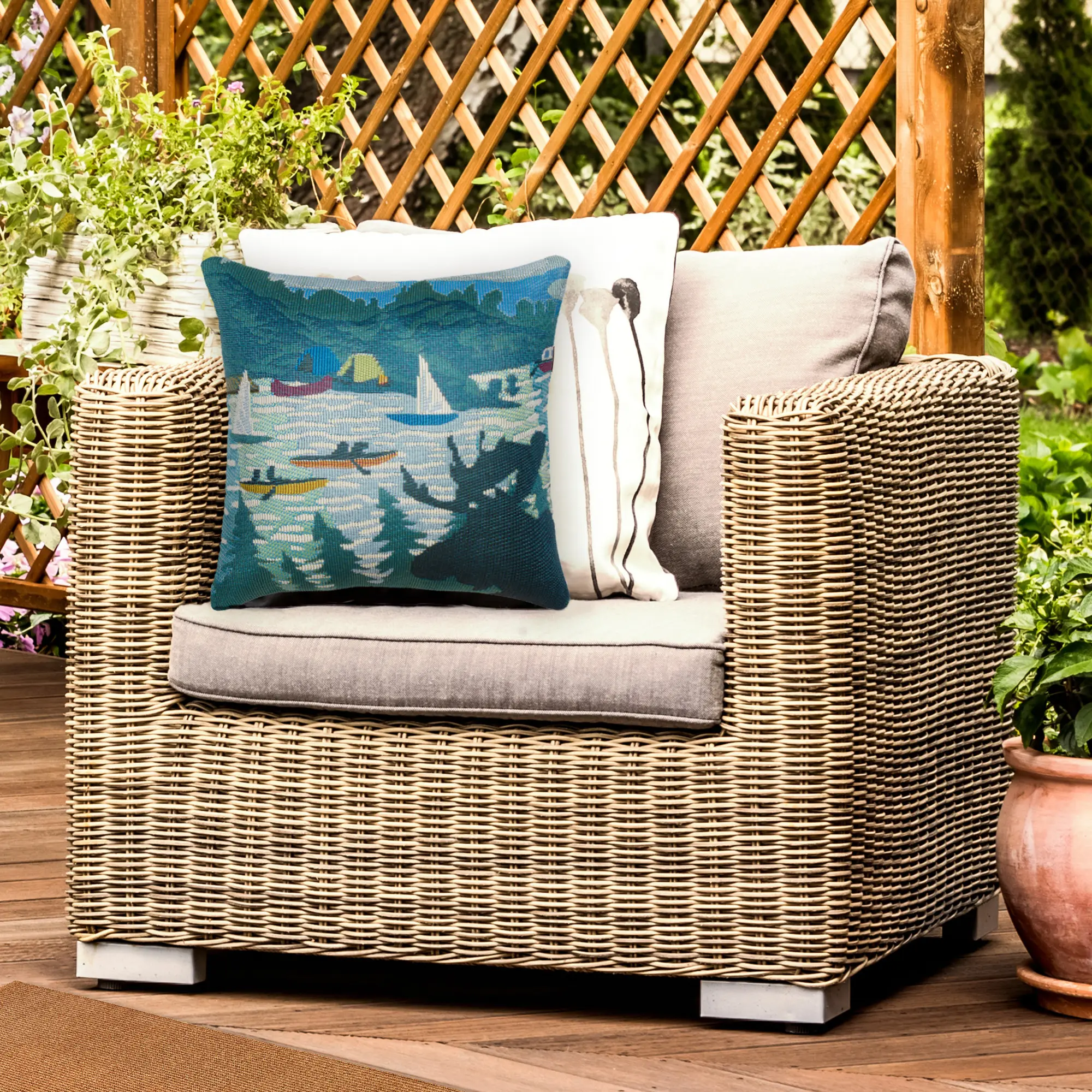 Lush Decor MARINA Indoor/Outdoor Power Loomed Easy Care Pillow - Colorful Traditional Cushions, Outdoor Cushions, Patio/Deck Use, Poly Blend, Weatherproof Traditional Graphic Fall Animal (Lake Life), Creative Decorative Cushion, Nature Scene