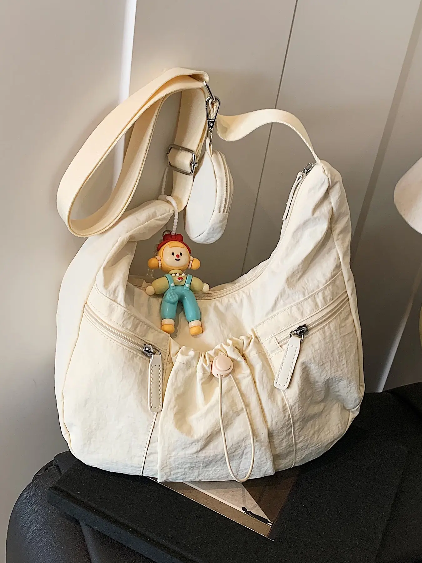 Cute, casual, fashionable and versatile crossbody tote bag with drawstring design and multiple zippered pockets, decorated with cartoon pendant ornaments. Comes with a small bag, suitable for short trips, outings, and commuting, Casual Shoulder Bag
