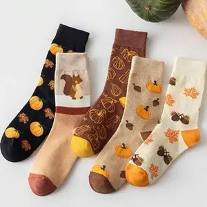 NAPISH 1/2/5 Pairs Random Women Unisex Halloween Socks, Personalized Pumpkin Squirrel Cartoon Sports Couple Mid-Calf Socks, Comfortable Versatile Daily Wear, Suitable As Gifts, Halloween Presents, Fall Socks