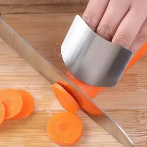 Extra-thick stainless steel finger guards for kitchen and household use, adjustable finger guards for cutting vegetables that won't hurt your hands.