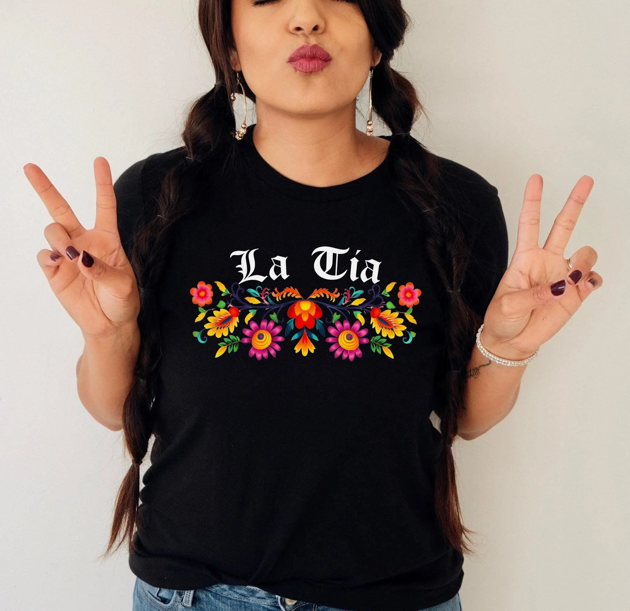 La Tia floral shirt,Tia gift,Gift for Tia,Cool Tia shirt,Mexican aunt gift,Spanish aunt t-shirt,Tia Latina gift,Puerto Rican Tia tshirt