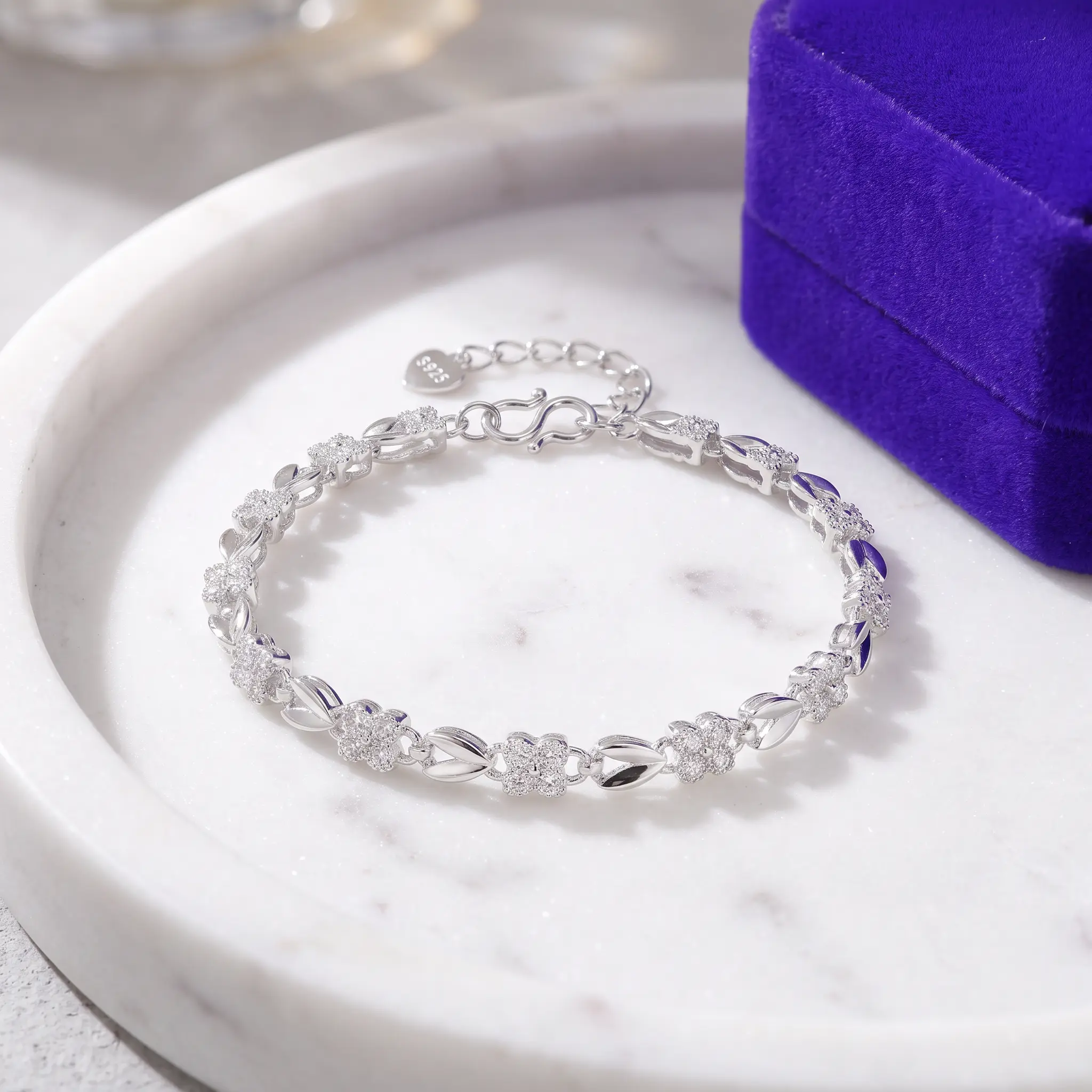 Women's S925 Pure Silvery Floral Leaf Bracelet, 18+4cm/7+1.6in Adjustable Chain with S-Hook Clasp & Heart Tag, 4mm Dainty Sparkling Flower Bracelet, Gift for Her Wife Mom Anniversary Birthday