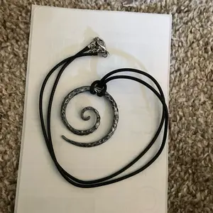 Metal swirl necklace