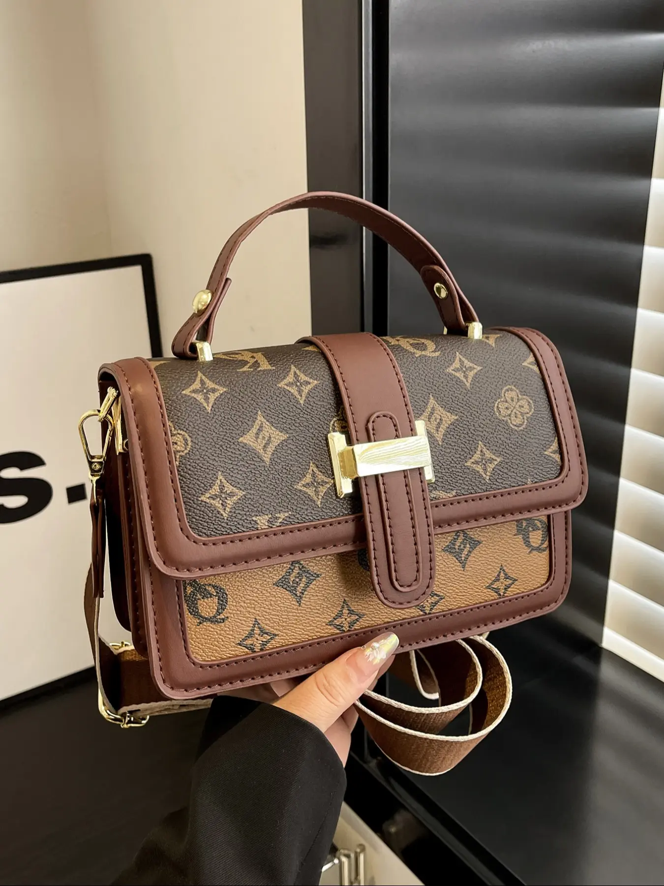 Fashionable PU Leather Crossbody Bag with Premium Look, Casual Trendy Small Handbag for Women, Perfect for Shopping Trips and Everyday Use