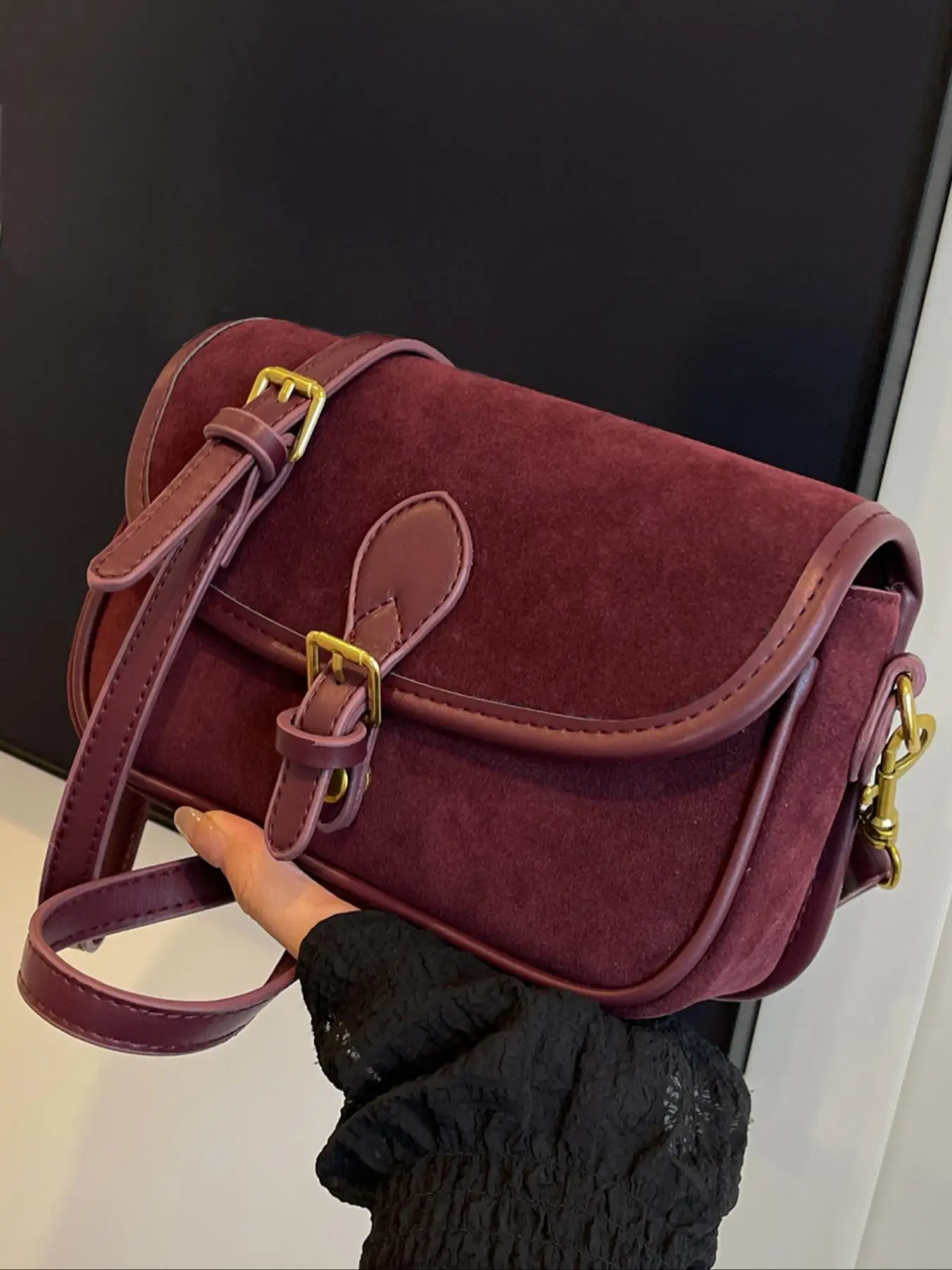 Burgundy suede textured small, retro metal buckle classic flap shoulder bag, underarm shoulder bag, Fashionable Casual Crossbody bag, versatile, suitable for office workers commuting, shopping, etc.