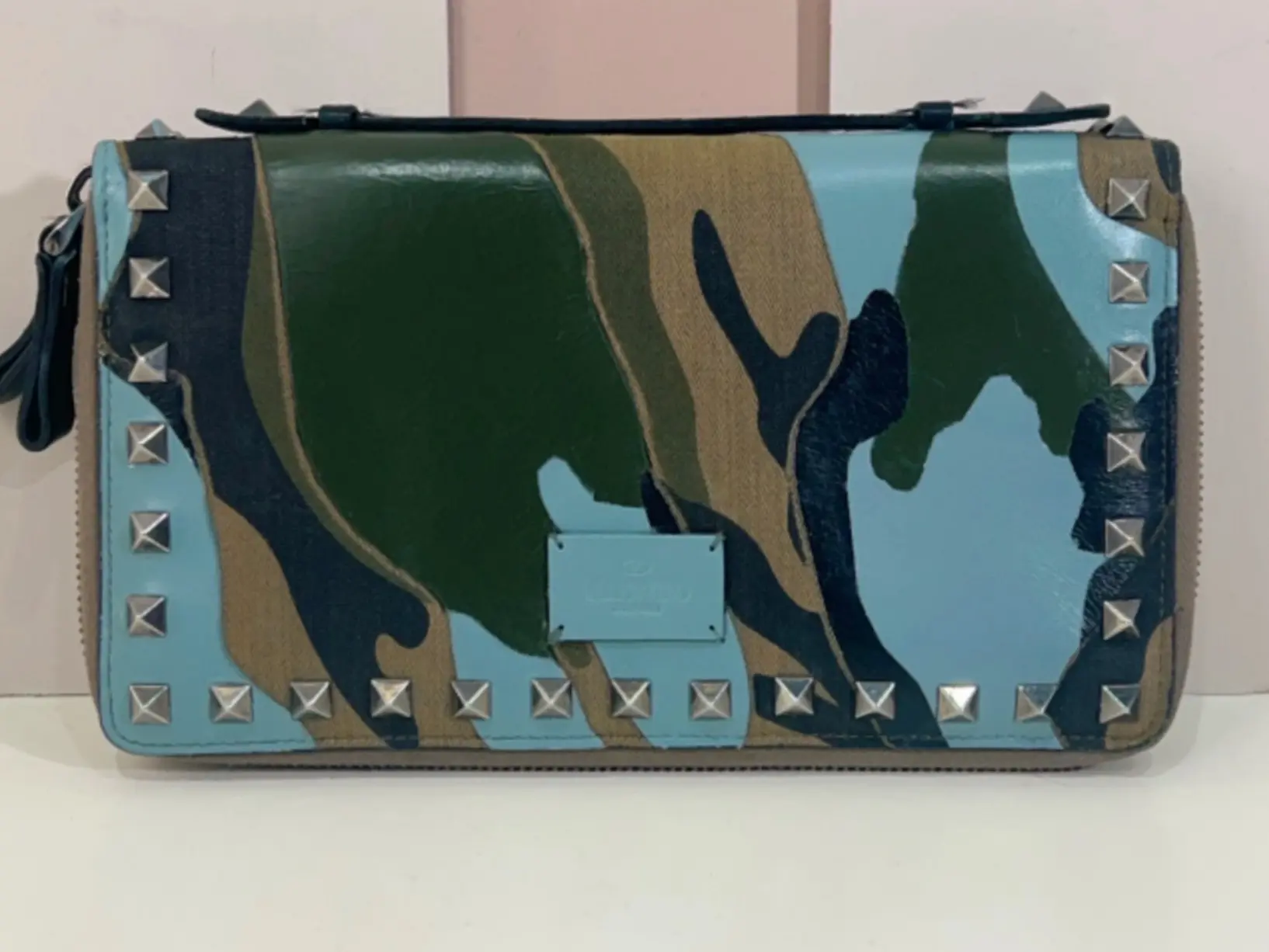 Pre-owned Valentino leather Clutches & Wristlets Garavani Rockstud Camouflage Zip Wallet / Zip Pouch W18JX