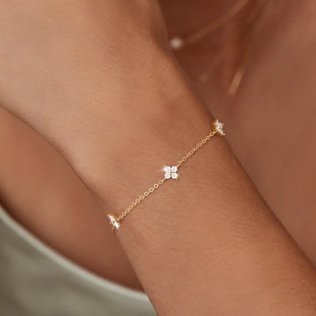 Tewiky Greenish Spring Jewelry Gold Silver Clover Bracelets for Women, Dainty Adjustable Four Leaf Clover Charm Bracelet with Zircon, Lucky 4 Leaf Bracelet Stackable Jewelry Gifts,Valentine's Day gifts