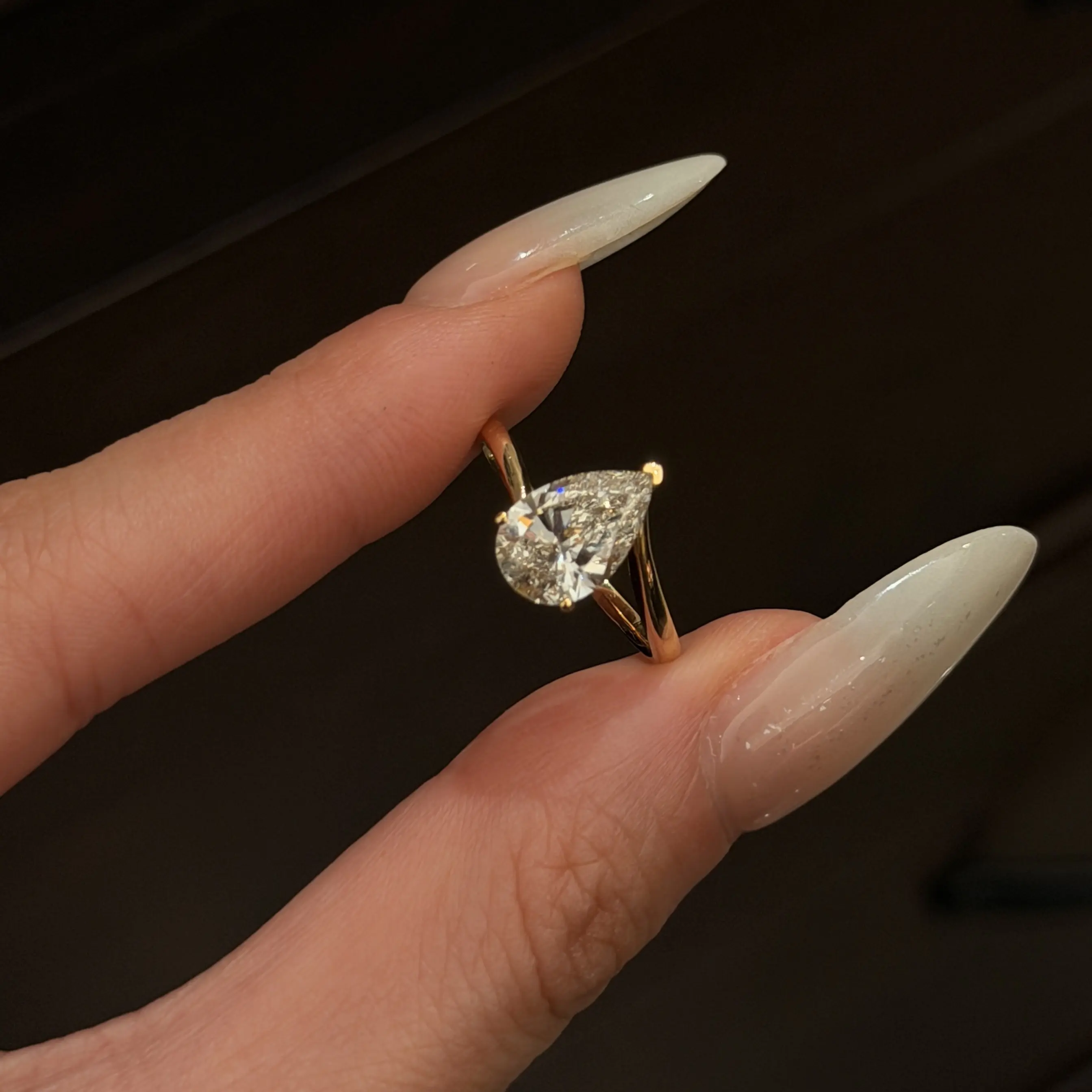 18-K lab-grown diamond, 1.7 ct, D–E VS VVS, pear cut lab-grown diamond  ring; light luxury, premium feel, versatile for everyday wear, engagement/proposal diamond ring. pwq03115