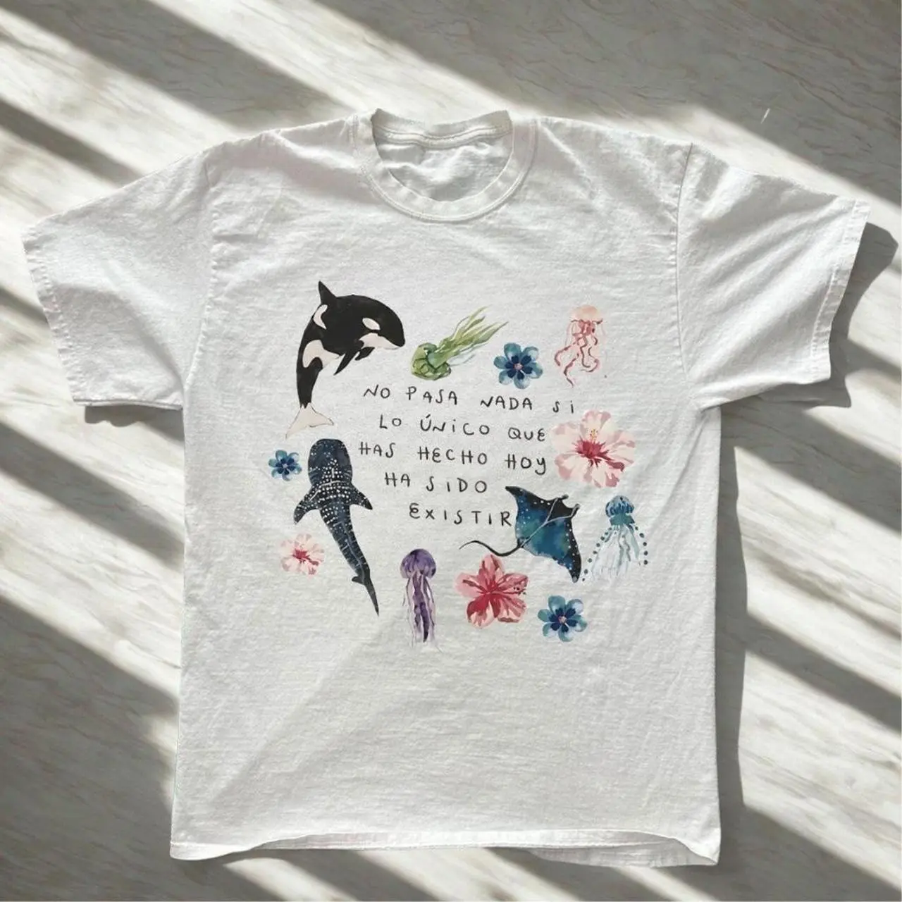 Gildan Women's T-shirt, orca, jellyfish, and flowers design with Spanish text, Ocean Graphic Tee, Marine Life Shirt, Orca Whale T Shirt, Jellyfish Shirt, Coastal Aesthetic Tee, Sea Life Lover Gift, Ocean Lover Shirt Womenswear Top