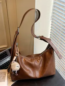 Versatile retro one-shoulder tote bag, textured and trendy one-shoulder dumpling bag, simple solid color niche design one-shoulder bag, student one-shoulder commuter bag for class, suitable for daily matching, commuting and other scenarios.