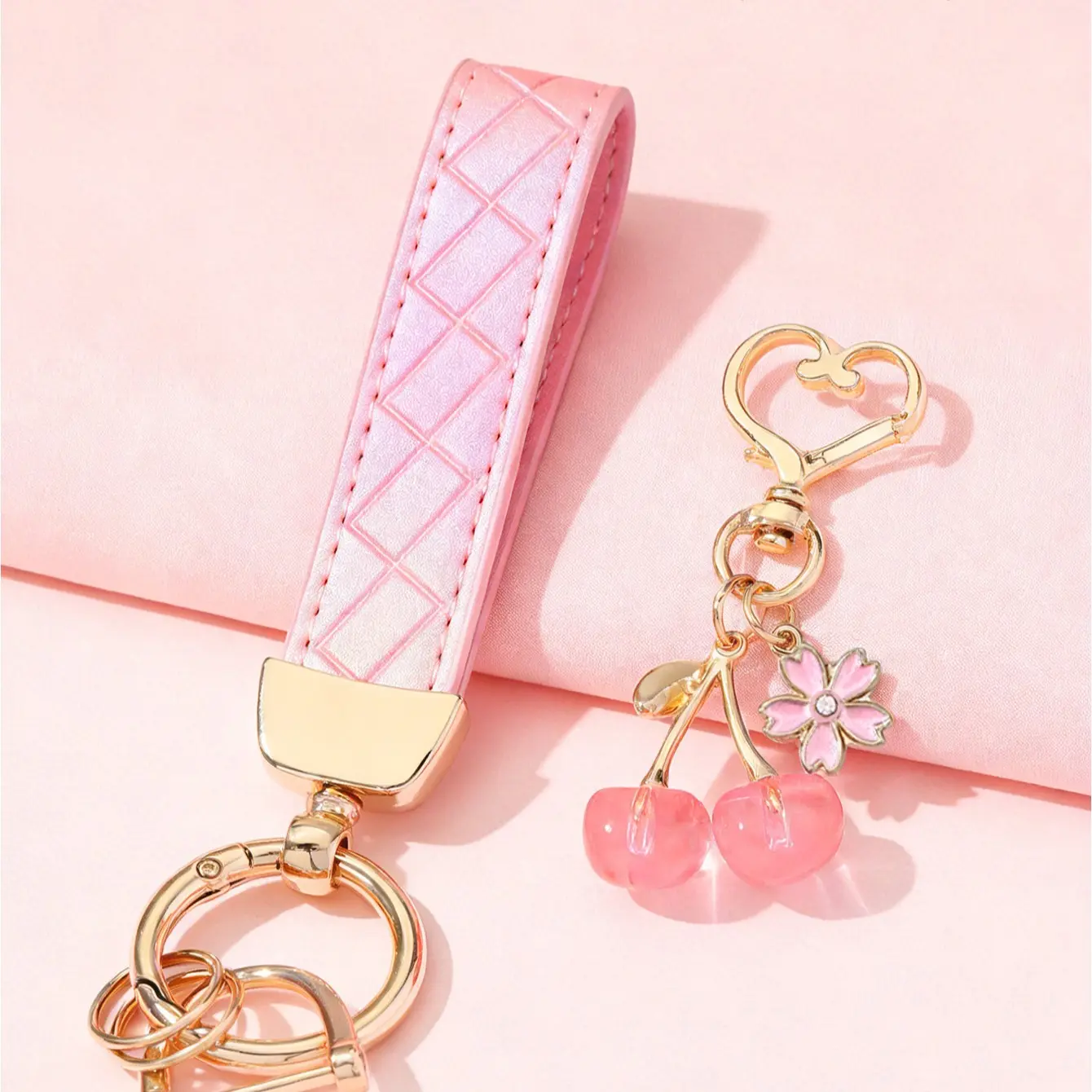 Gradient Car Keychain + Transparent Cherry Charm, Car Key Chains, Keyrings for Keys, Hang Bag and Car Keys, Perfect Valentine's Gift, Ideal for Friends and Girlfriends, Trendy Cute Keychain, Cute Keychain Accessory