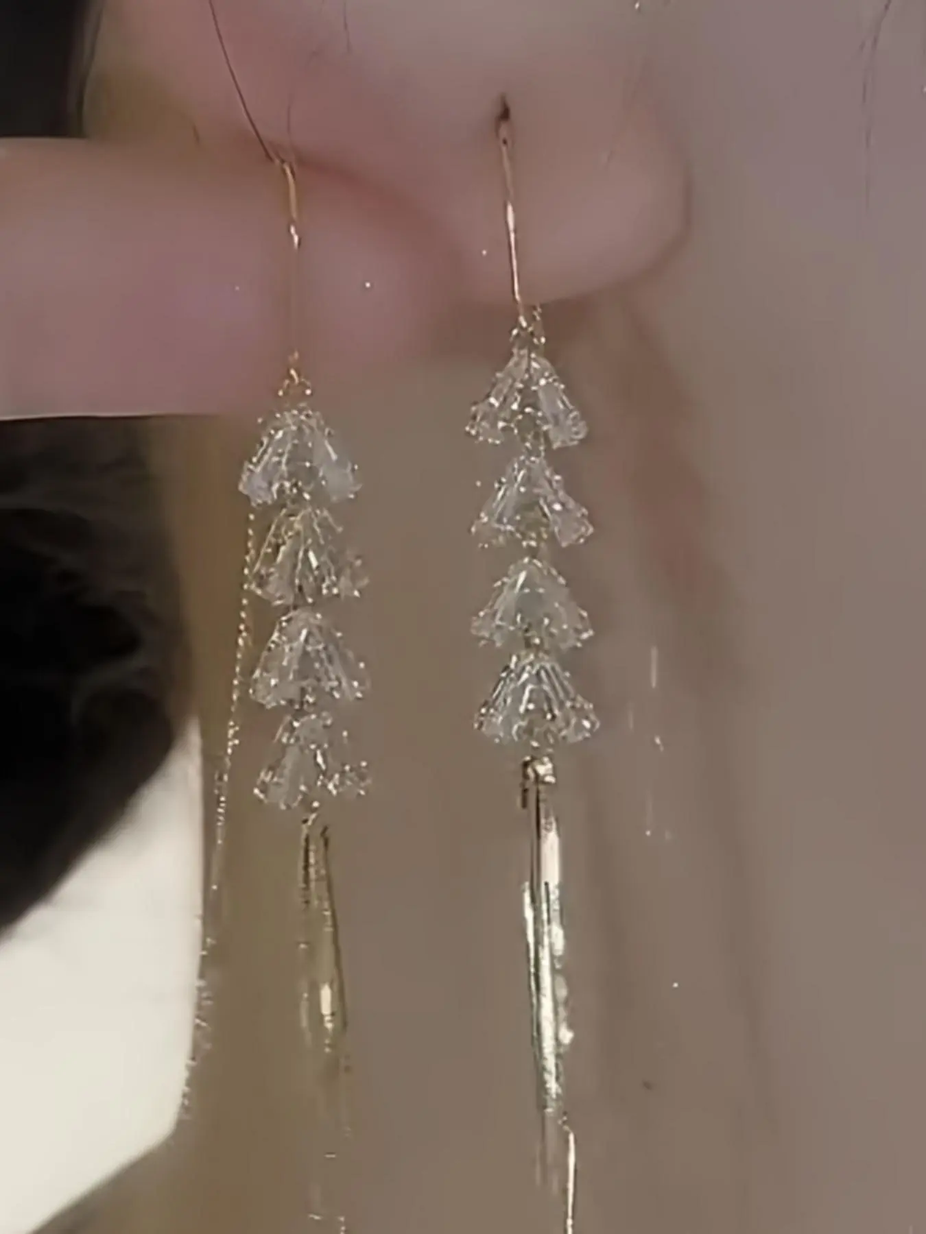 Elegant Long Leaf Earrings with Artificial Sparkling Zirconia Dangles, Shining Earrings, Fashionable New Luxury Style, Simple Design for Women Jewelry Collection, Classic Style Earrings