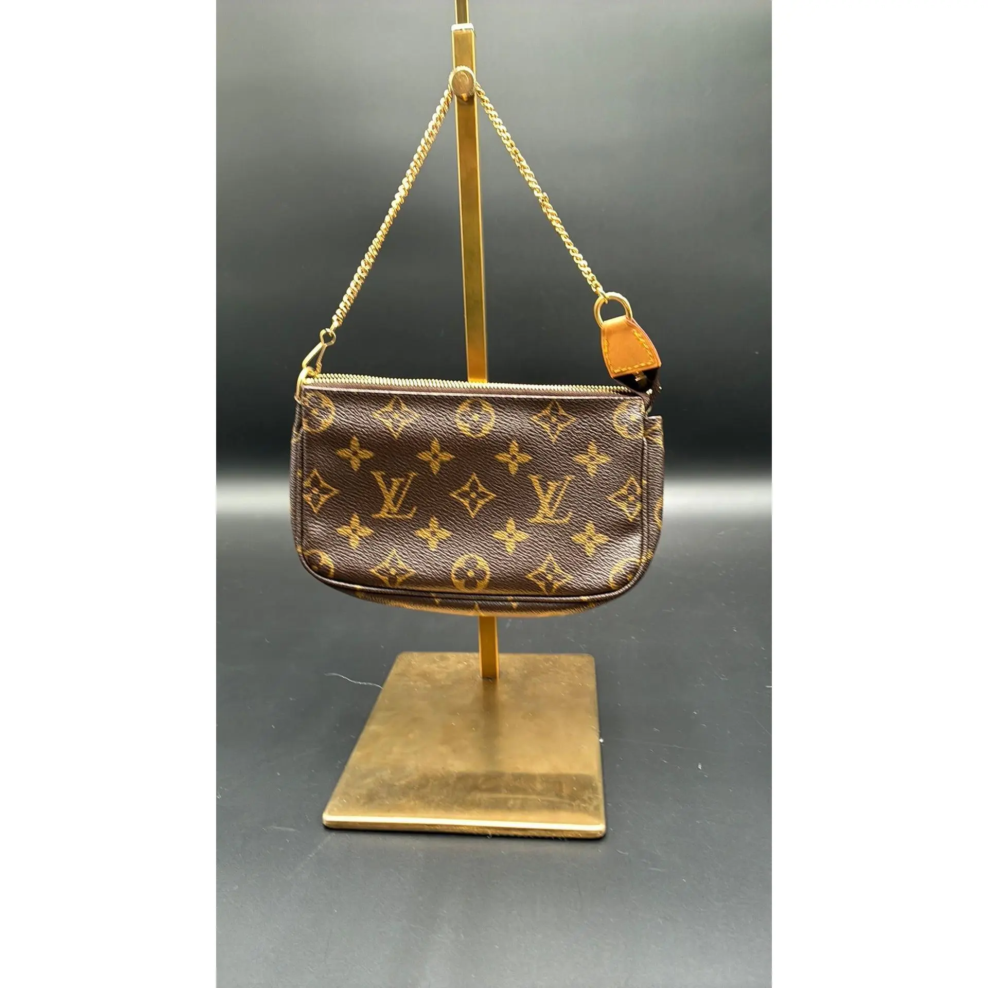 Pre-owned Louis Vuitton Leather Luxury Bags & Accessories Monogram Mini Pochette Date Code: SD1013. Entrupy ID: 7C3H8GT.