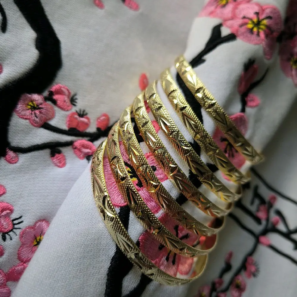 7-Strand Gold-Laminated Bangle Bracelet, Non-Natural Crystal Jewelry Accessory for Women's Daily Wear 7-Strand Gold-Laminated Bangle Bracelet, Non-Natural Crystal Jewelry Accessory for Women's Daily Wear