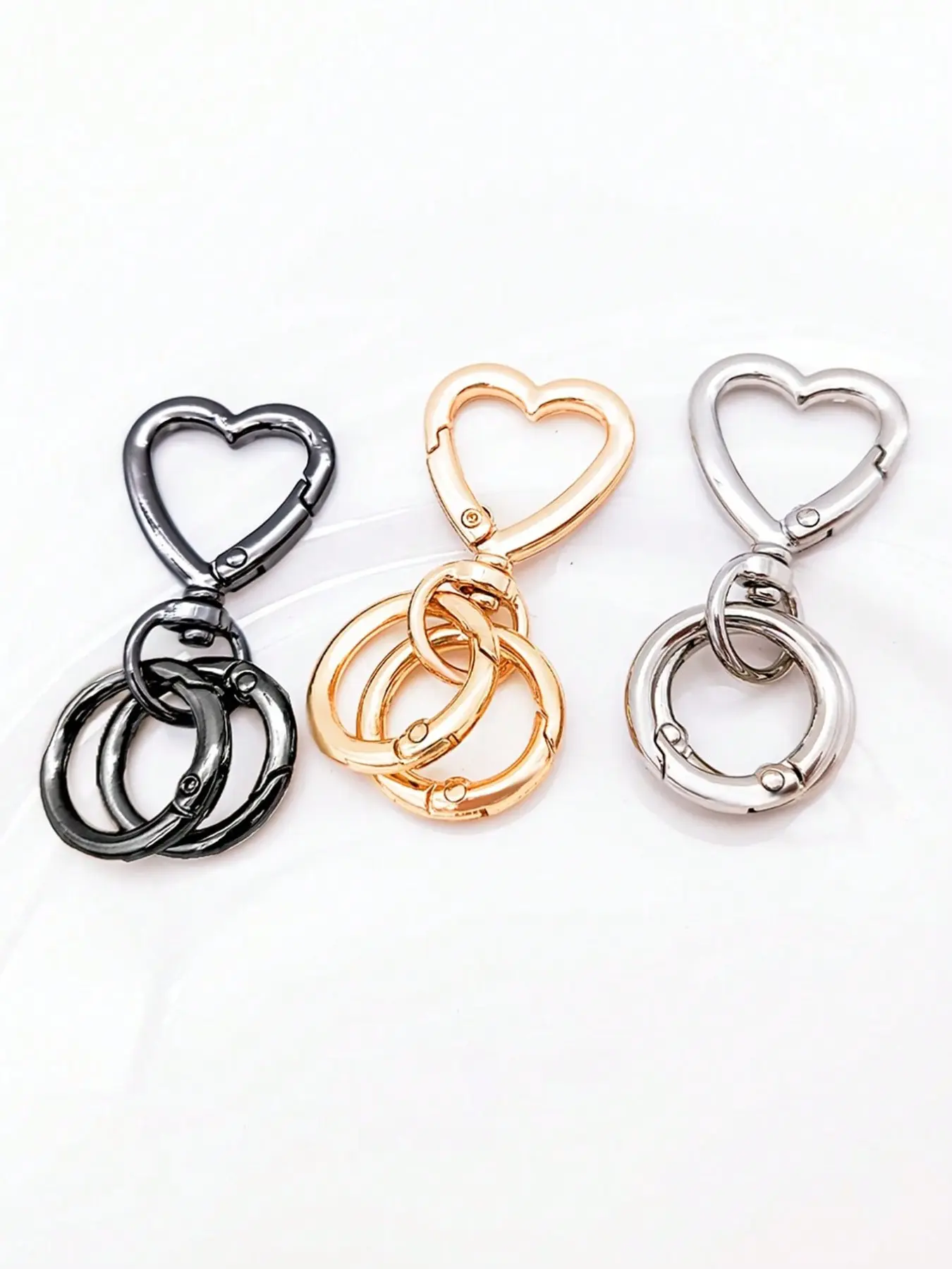A set of heart-shaped spring buckles and spring rings, convenient keychain, dog clip, backpack accessory, keychain pendant, can open handbag strap connector, outdoor camping and hiking accessory, Bag Charms, suitable for DIY lanyard dog clips