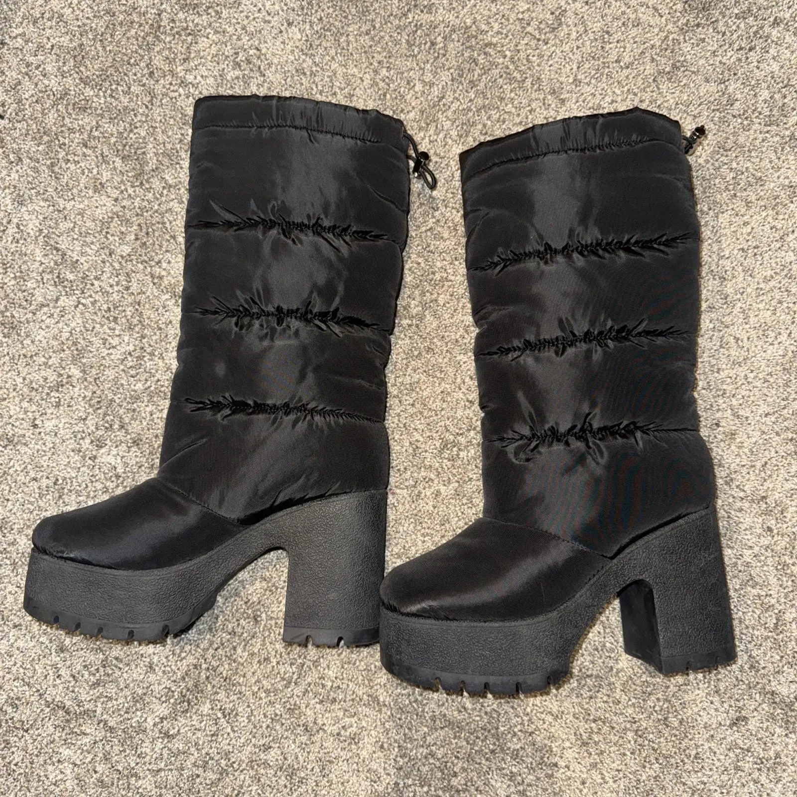 Size 6 Women’s Jeffrey Campbell Snow Boots Black