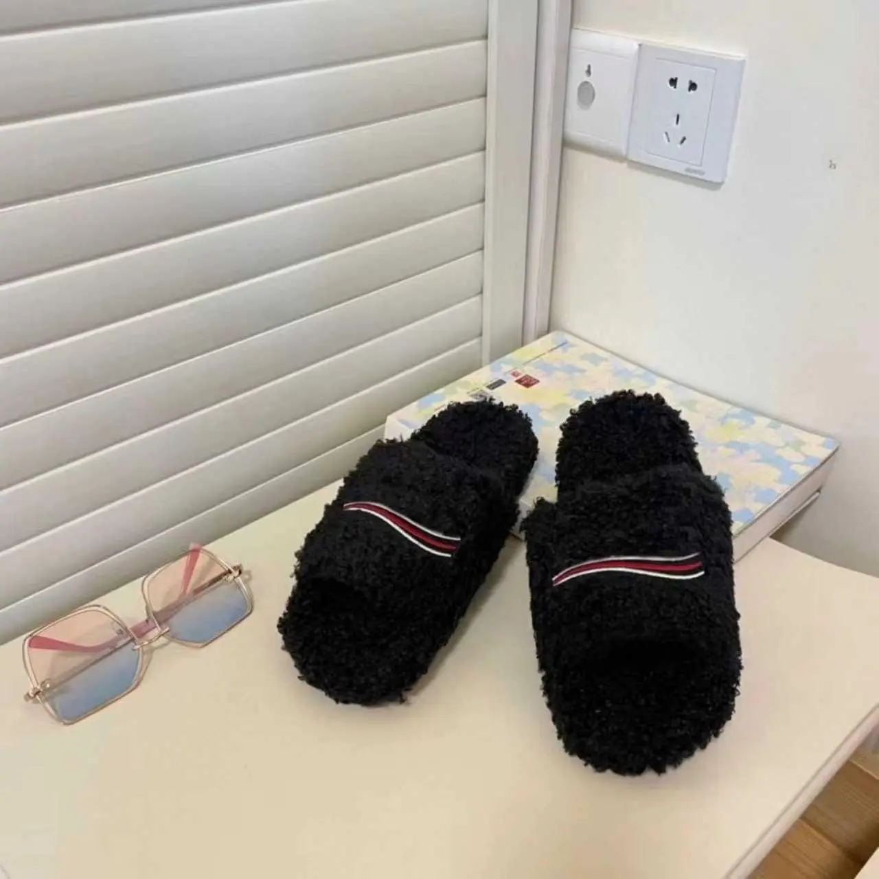 Men's & Women's Fuzzy Fur Slides - Casual Slipper, Home Wear Flipflop, Winter Warm Fluffy Letter-Embellished, Breathable Lightweight Comfortable Sandals (Felt Craft Accessory)