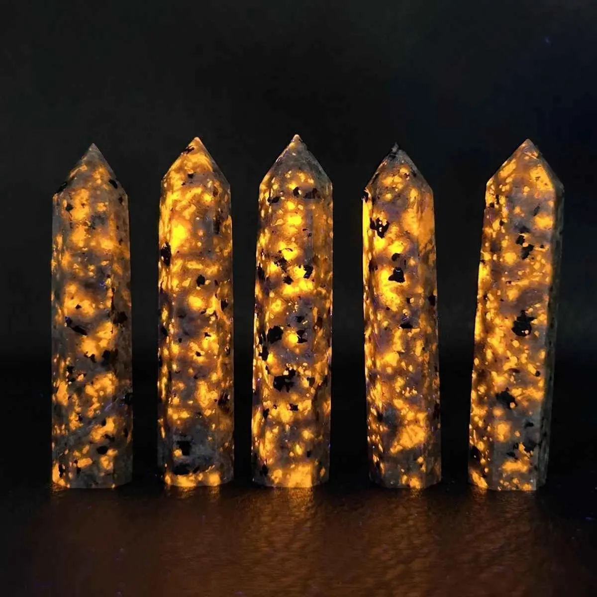 Flame Stone Crystal Tower UV Reactive Emberlite Gemstone Single Point Wand Crystal Obelisk Mineral Specimen Home Desk Decoration Christmas Gift