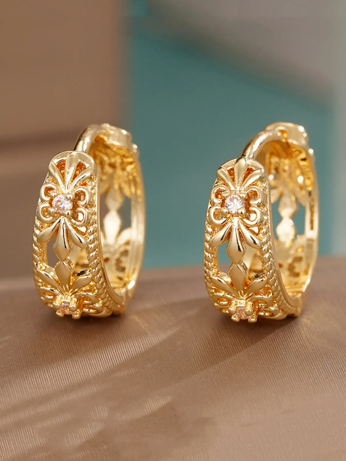 1 Pair Hoop Earrings for Women, Circle Shape Earrings, Hollowed-out Flower Crochet Design, Casual Style Stackable Jewelry, All-Season Accessory, Perfect Gift for Birthdays & Anniversaries, Trendy Jewelry, High Quality Earrings
