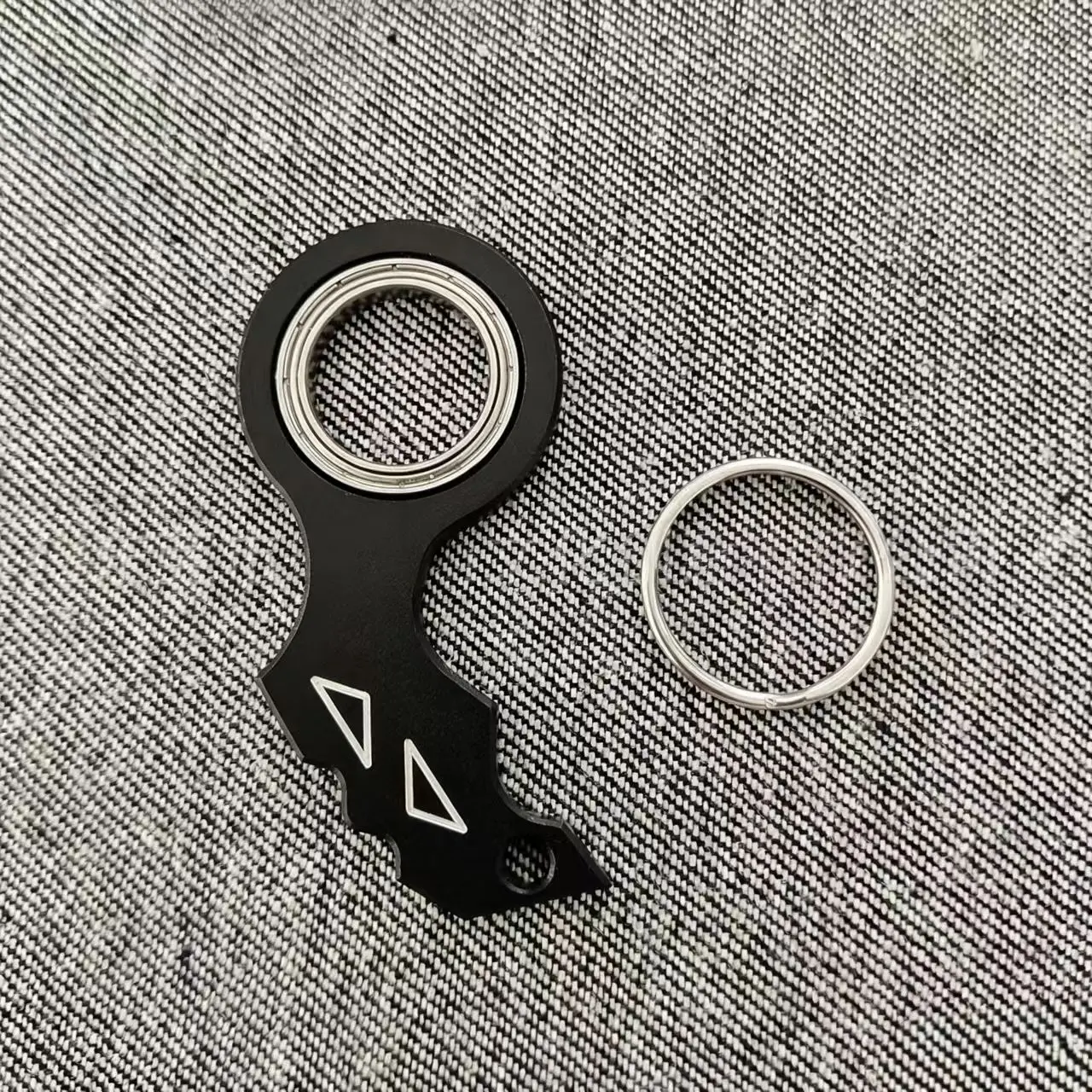 Novelty Aluminum Alloy Karambit Spinner Keychain - Silent Rotating EDC Fidget Toy, Anti-Anxiety Relief Fashion Accessory, Keychain for Car Keys, Mini Gadgets for Purse