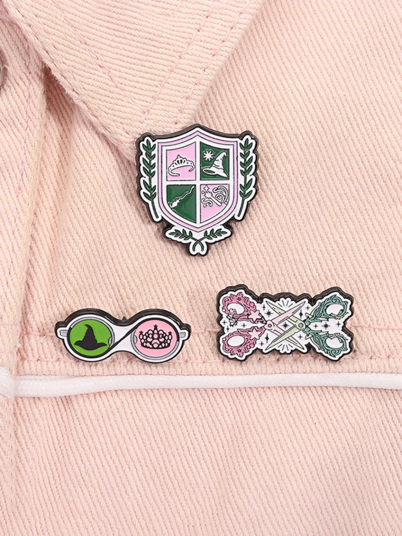 3pcs/set Wicked Fantasy Movies Enamel Pins Glinda and Elphaba Witch Broom Magic Wand Shield Metal Brooches Lapel Backpack Badge Fashion Jewelry Accessories Gifts for Friends