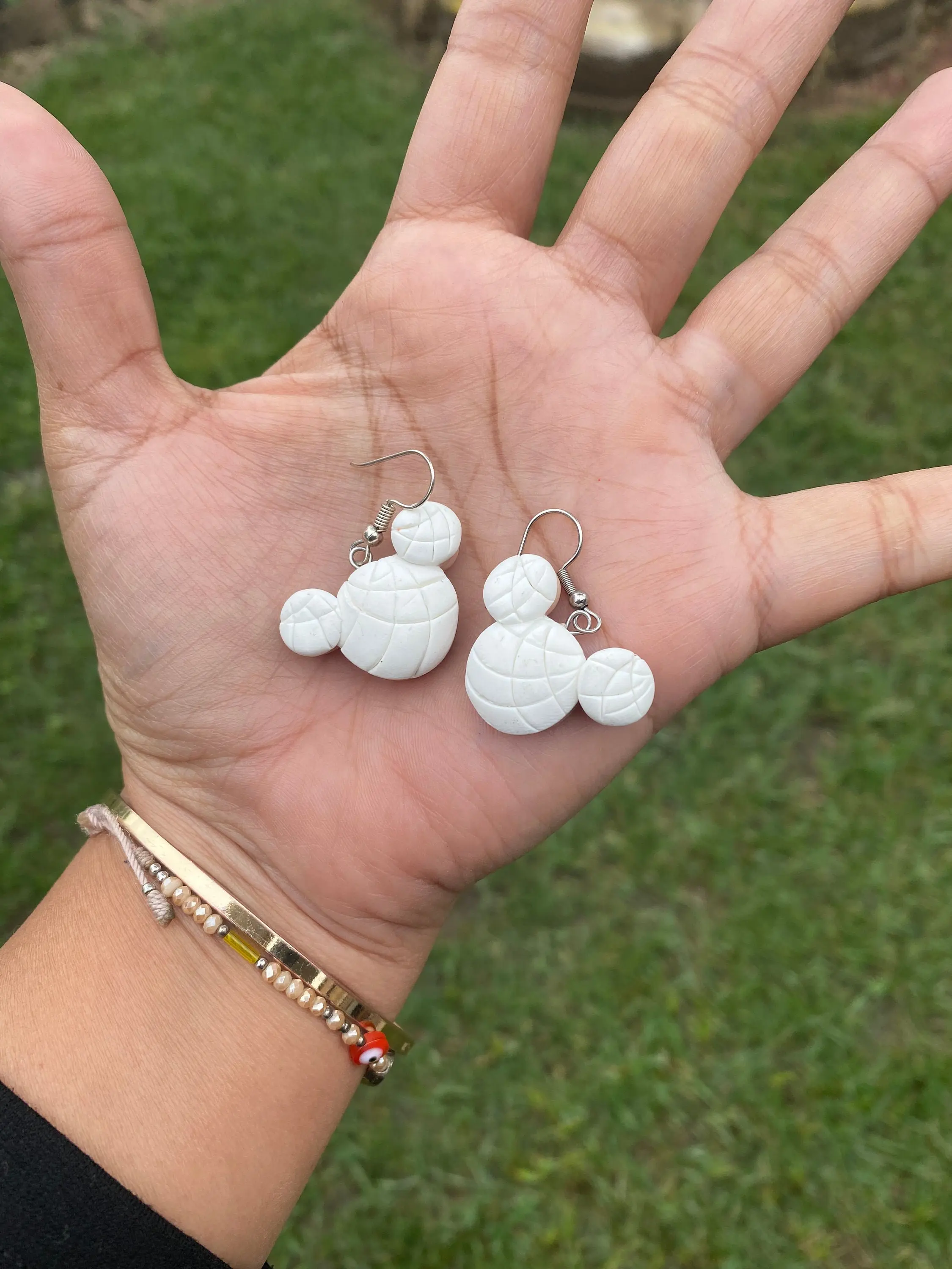 White concha Mickey earings