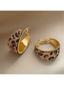 A pair of elegant and sexy leopard print flocked fashion earrings for women, suitable for daily commuting, gatherings, vacations, and parties, can be worn all year round, and are also an ideal gift choice. Women's earrings, women's accessories