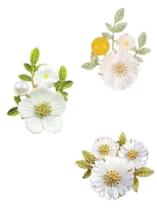 Daisy Design Brooch, Elegant and Stylish Brooch with Gold Leaf & Resin Inlaid, Fashion Accessories for Suits, Dresses and Casual Wear