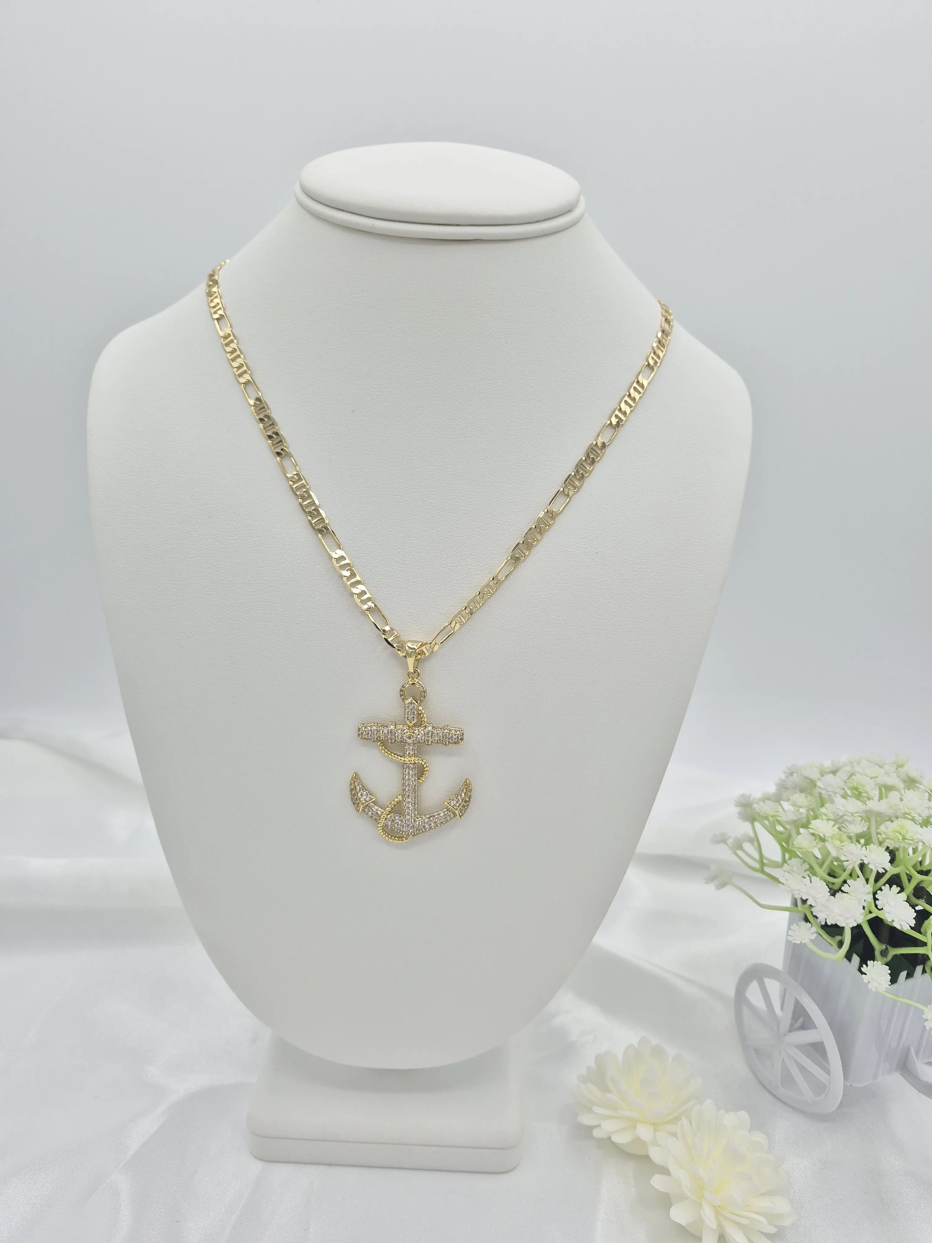 Men chain with anchor pendant in 14k gold plated.  (85)