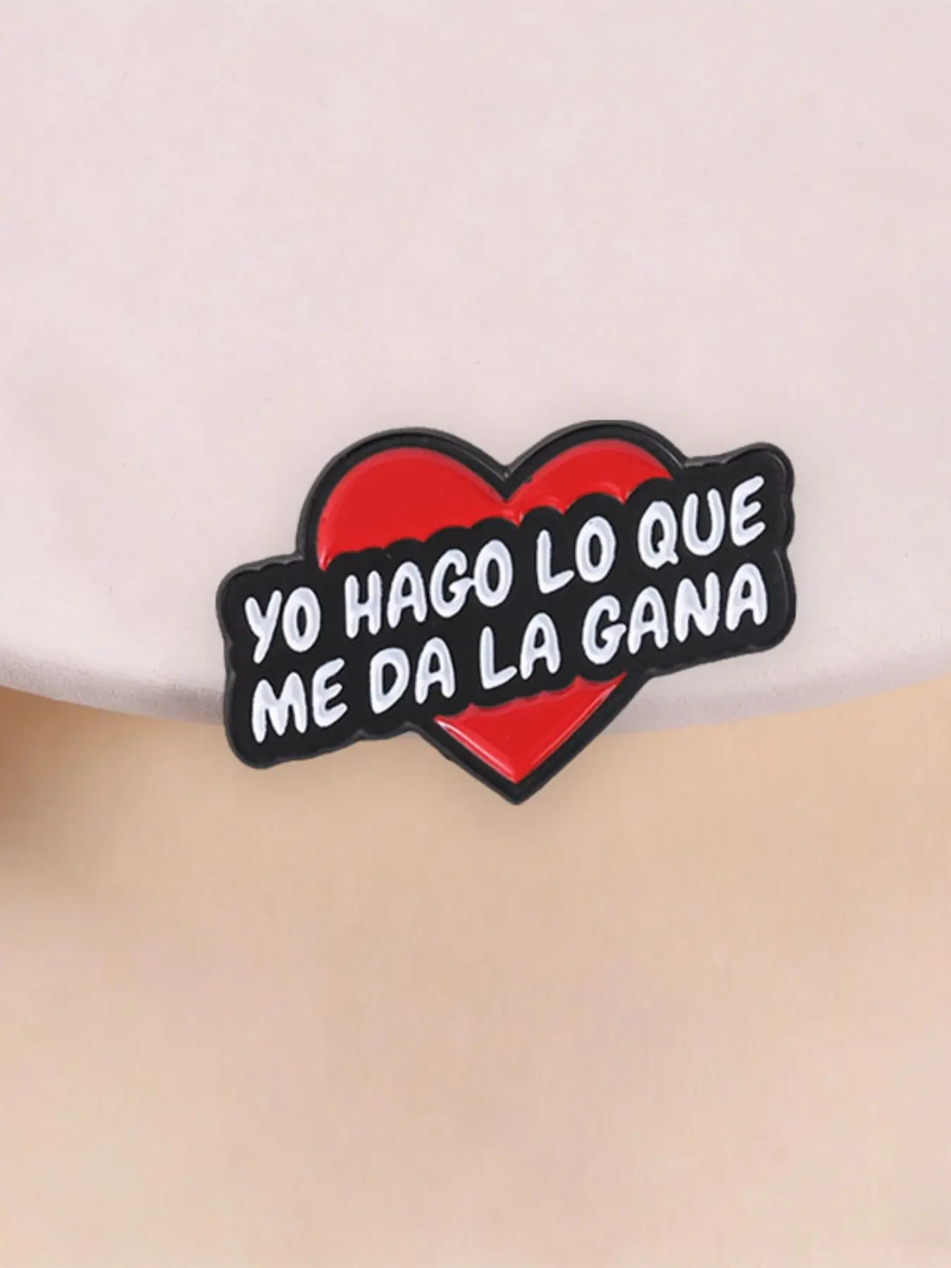 Creative Spanish Quote Heart Enamel Pin, "Yo Hago Lo Que Me Da La Gan" Personalized Badge, Fashion Accessory, Best Gift for Friends