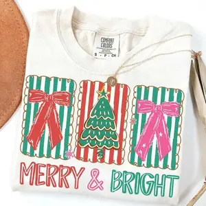 Comfort Colors Coquette Christmas Shirt – Merry and Bright Preppy Christmas Tree Tee, Distressed Holiday Brushstroke T-Shirt for Men & Women, Girly Xmas Top