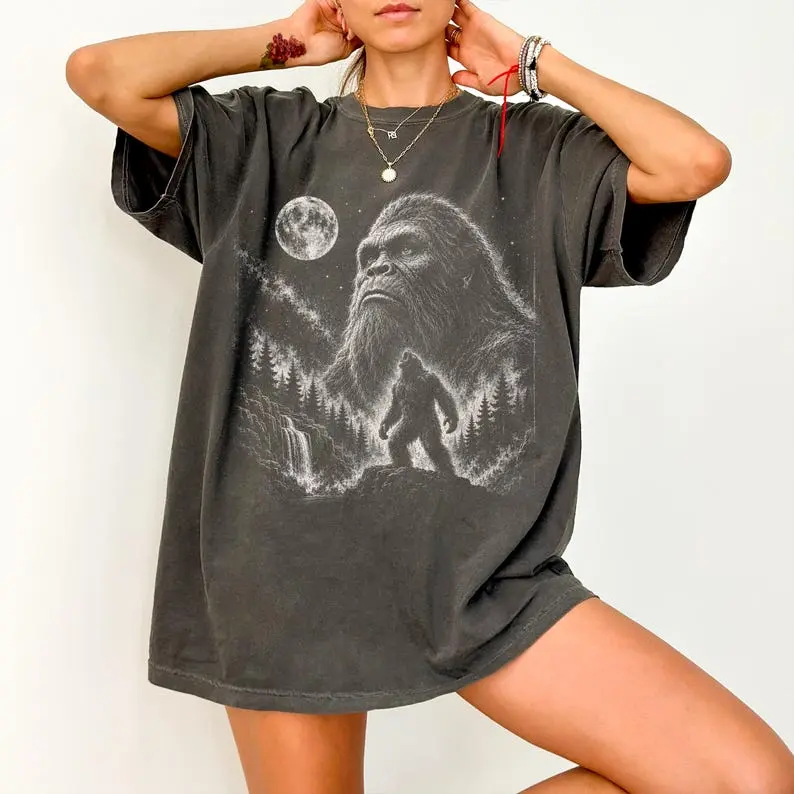 Comfort Colors Vintage Sasquatch moon Shirt, Bigfoot Howling to The Moon Shirt, Vintage Bigfoot Moon Animals Tee, 90s Graphic Tee