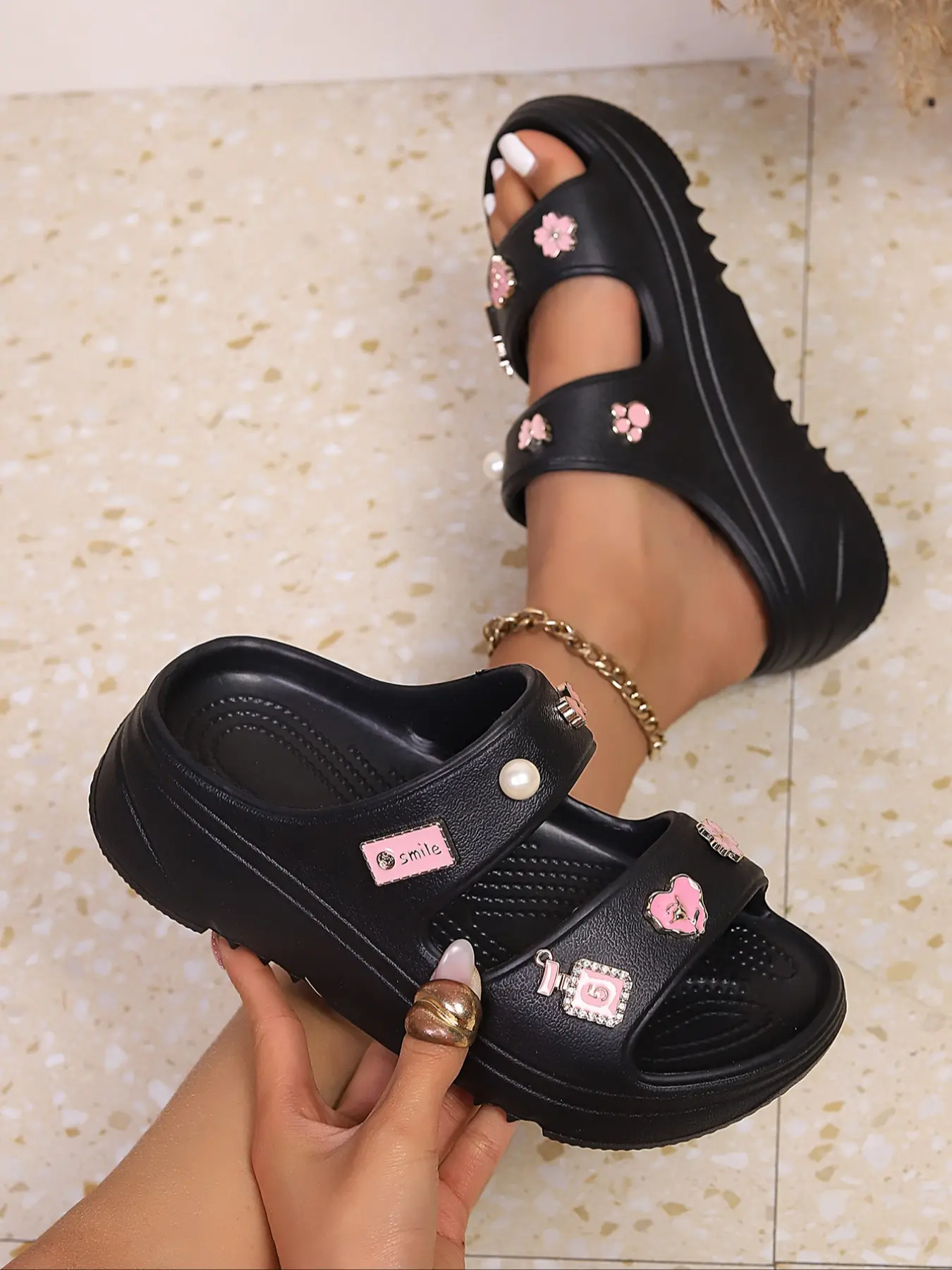 Fashion New Women's Cute Height-Increasing Platform Soft EVA Deodorant Slide Fashionable Sandals Beach Shoes Flatform Water Sandals Eva Soft Footwear Daily Wear Sandals