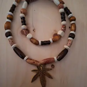 Imagination Emi Gold plated leaf necklace