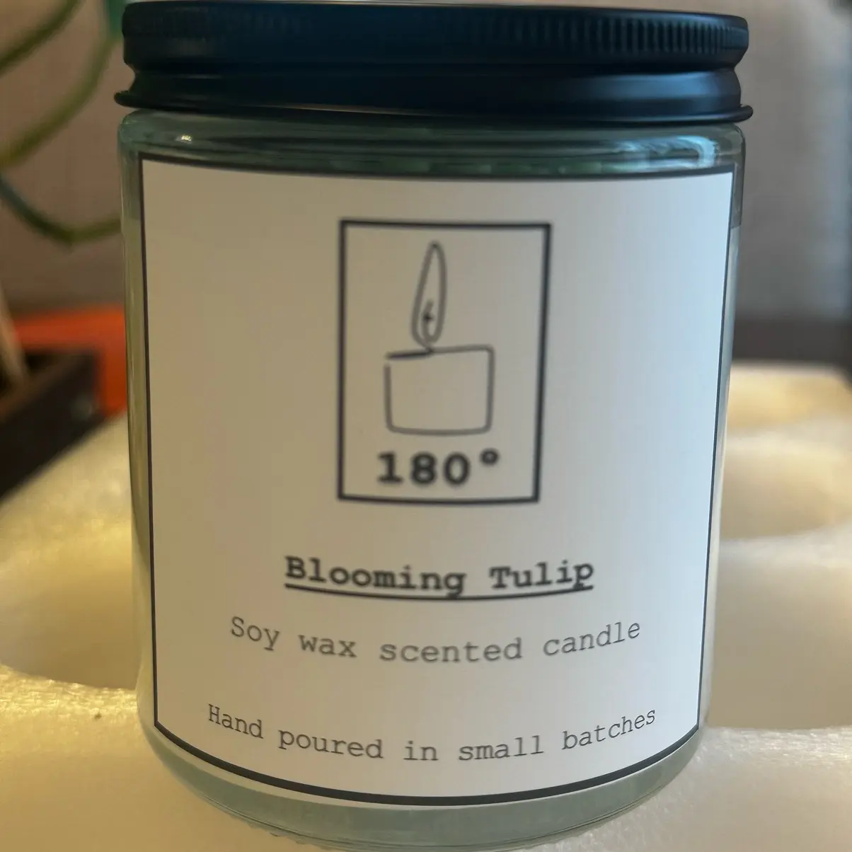 180 scented candle (Blooming Tulip)