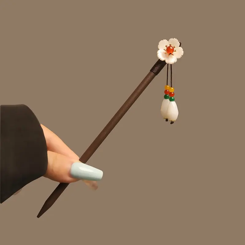 White daisy white jade pendant wood kr