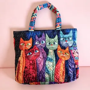 This bohemian-style quilted tote bag, featuring digital printing, is the perfect choice for casual outings and a wonderful gift for your girlfriend; adorned with six adorable kittens, it has a hip-hop vibe—perfect for shopping and gifting.